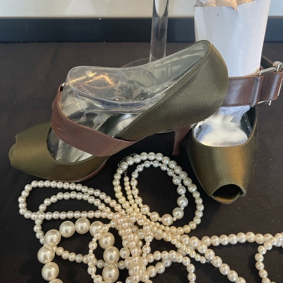 NEW BCBG Chole Hummus/Brown Satin Vachetta Heels - Picture 13 of 16